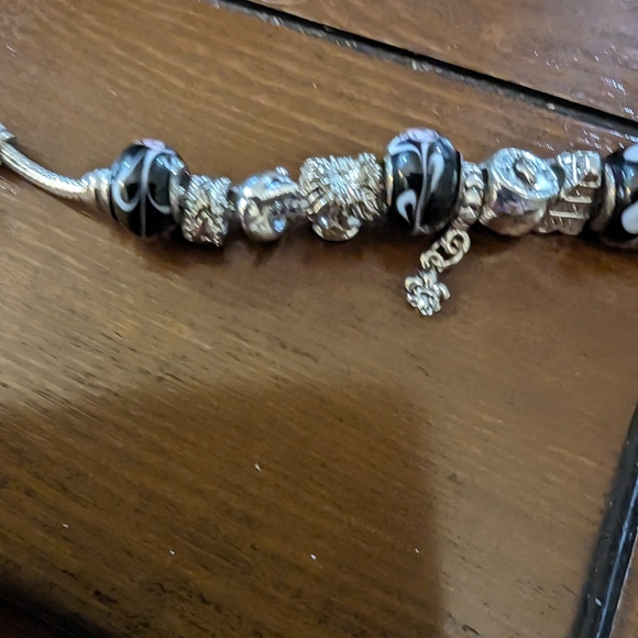 Faux Pandora like bracelet with travel themed charms. - Picture 6 of 6
